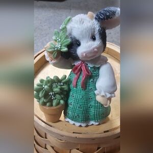 Vintage 1996 Mary's Moo Moo December "Kiss Moo" Figurine